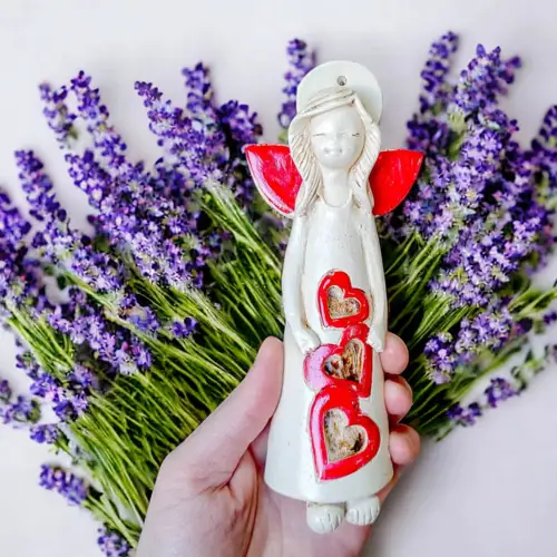 Lioninka z sercami - czerwona -  14 x 9 cm figurka dekoracyjna gipsowa