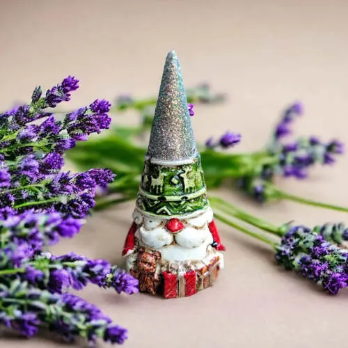Skrzat Prezentowy -  figurka dekoracyjna gipsowa 5 x 5 cm