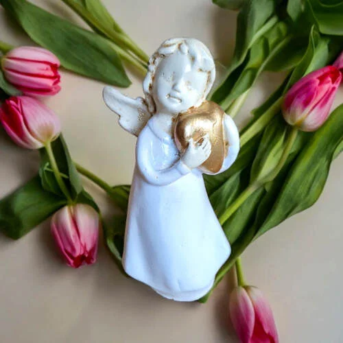 Aniołek z sercem - biały ze złotym -  15 x 7.5 cm figurka dekoracyjna gipsowa