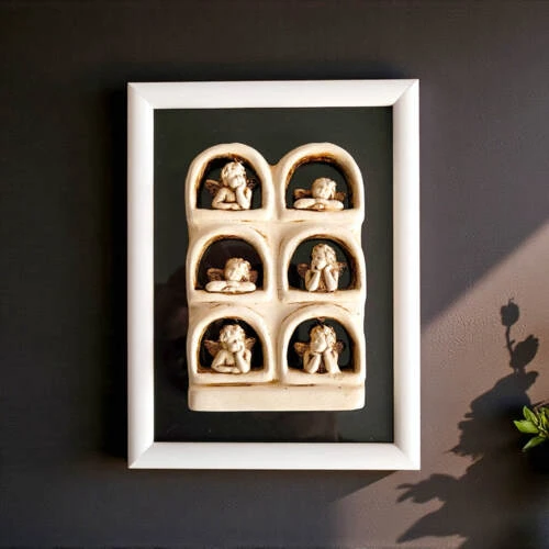 Aniołki w okienku małe + ramka  -  13.5 x 9.5 cm figurka dekoracyjna gipsowa