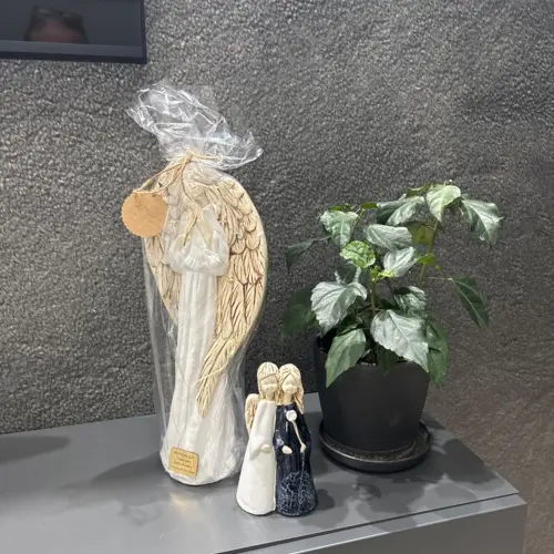 Anioł Apple & Ella - granat -  18 x 10 cm figurka dekoracyjna gipsowa