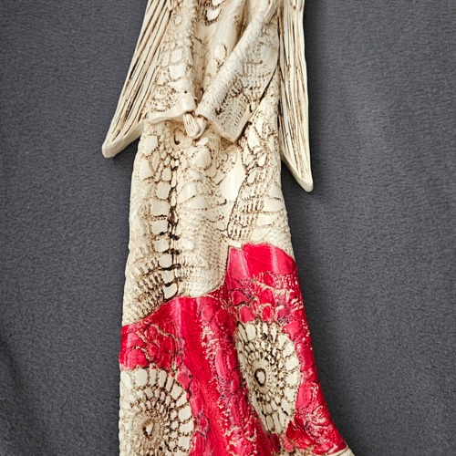 Anioł Genesis - wiszący czerwony -  55 x 20 cm figurka dekoracyjna gipsowa