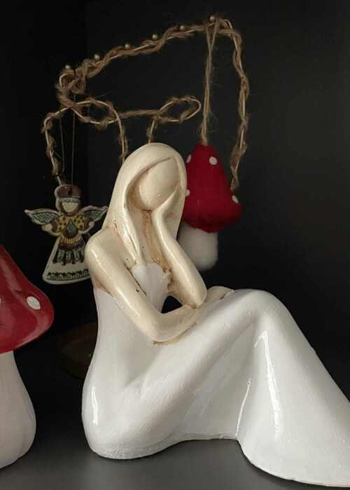 Anioł Rozmarzona Emily - biały -  22 x 9 cm figurka dekoracyjna gipsowa