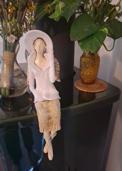 Aniołek Megan - ciemny róż -  20 x 9 cm figurka dekoracyjna gipsowa