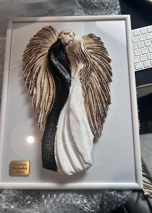Figurka zakochanych aniołów + ramka - wiszące biało czarne -  35 x 21 cm figurka dekoracyjna