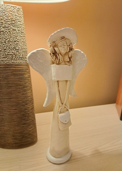 Anioł Coco - biały -  30 x 14 cm figurka dekoracyjna gipsowa