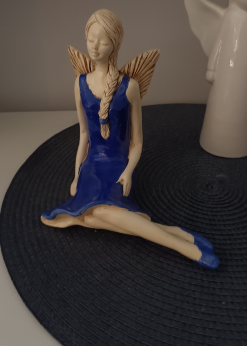 Aniołek Matilda - granat -  15 cm figurka dekoracyjna gipsowa