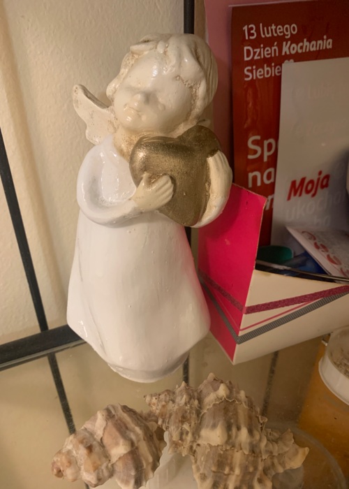 Aniołek z sercem - biały ze złotym -  15 x 7.5 cm figurka dekoracyjna gipsowa