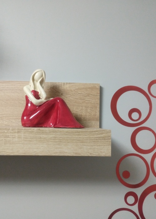 Anioł Rozmarzona Emily - czerwony -  22 x 9 cm figurka dekoracyjna gipsowa