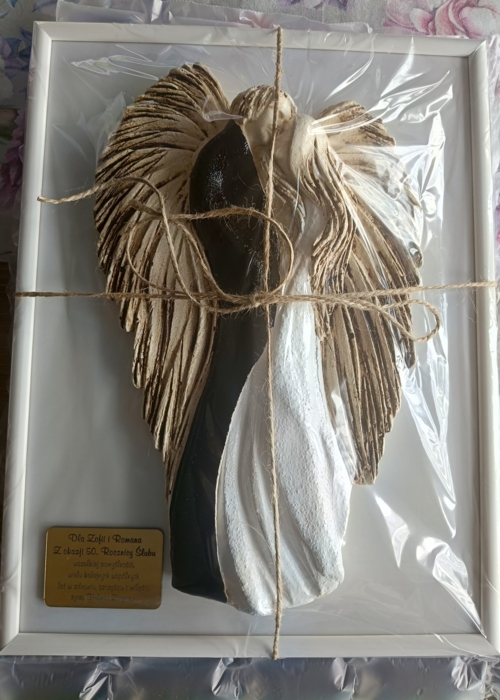 Figurka zakochanych aniołów + ramka - wiszące biało czarne -  35 x 21 cm figurka dekoracyjna