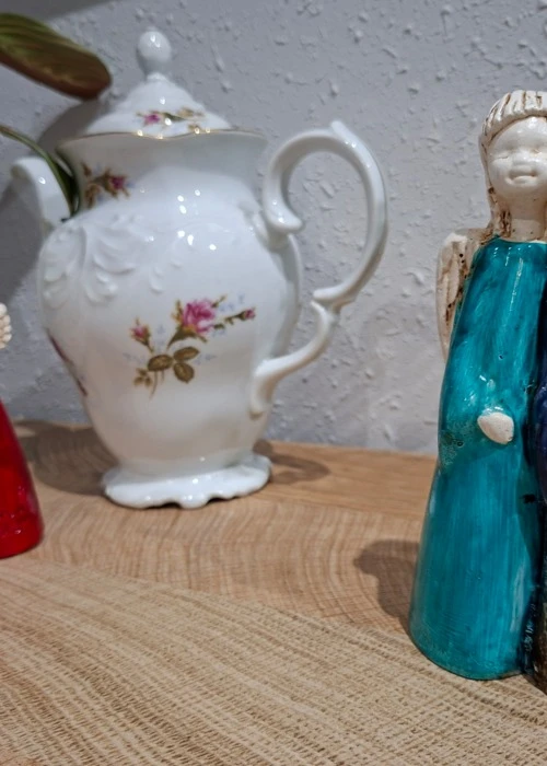 Anioł Apple & Ella - turkus granat -  18 x 10 cm figurka dekoracyjna gipsowa