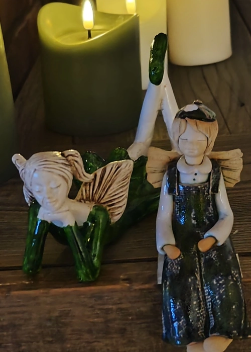 Aniołek Dixie - zielony -  15 cm figurka dekoracyjna gipsowa