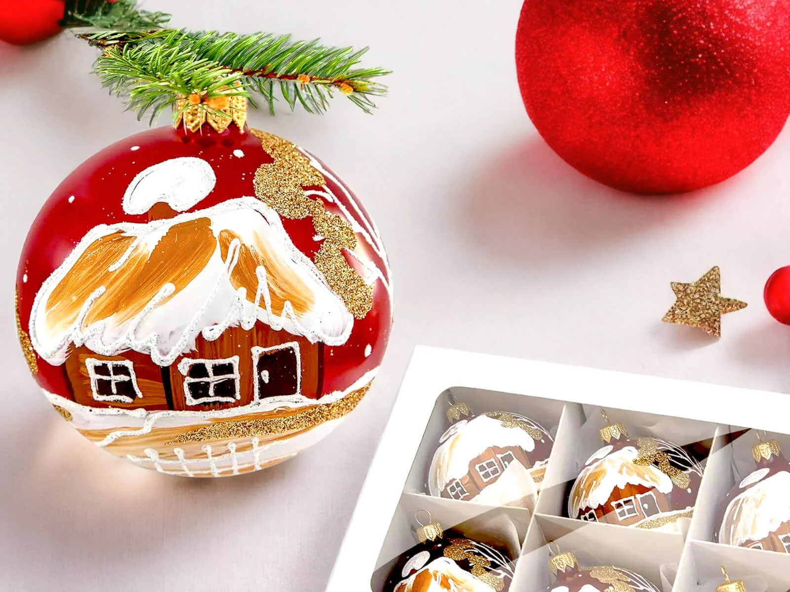 Czerwone ozdoby choinkowe