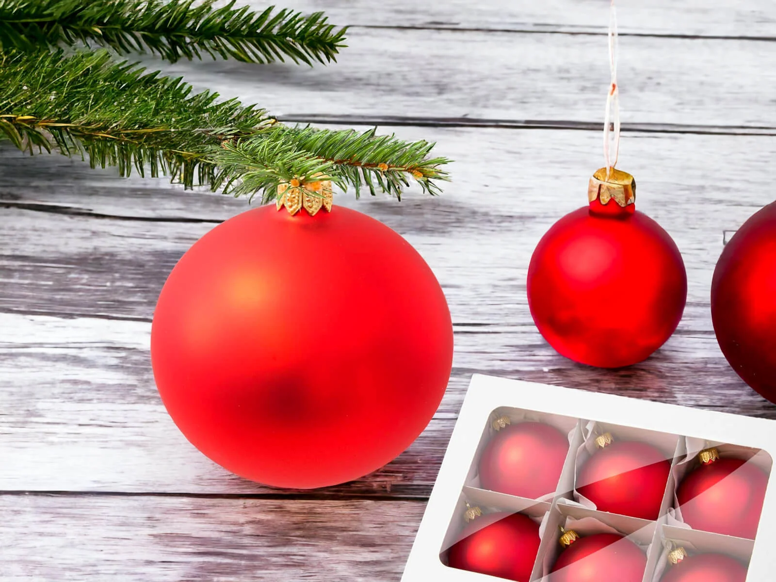 Czerwone bombki choinkowe