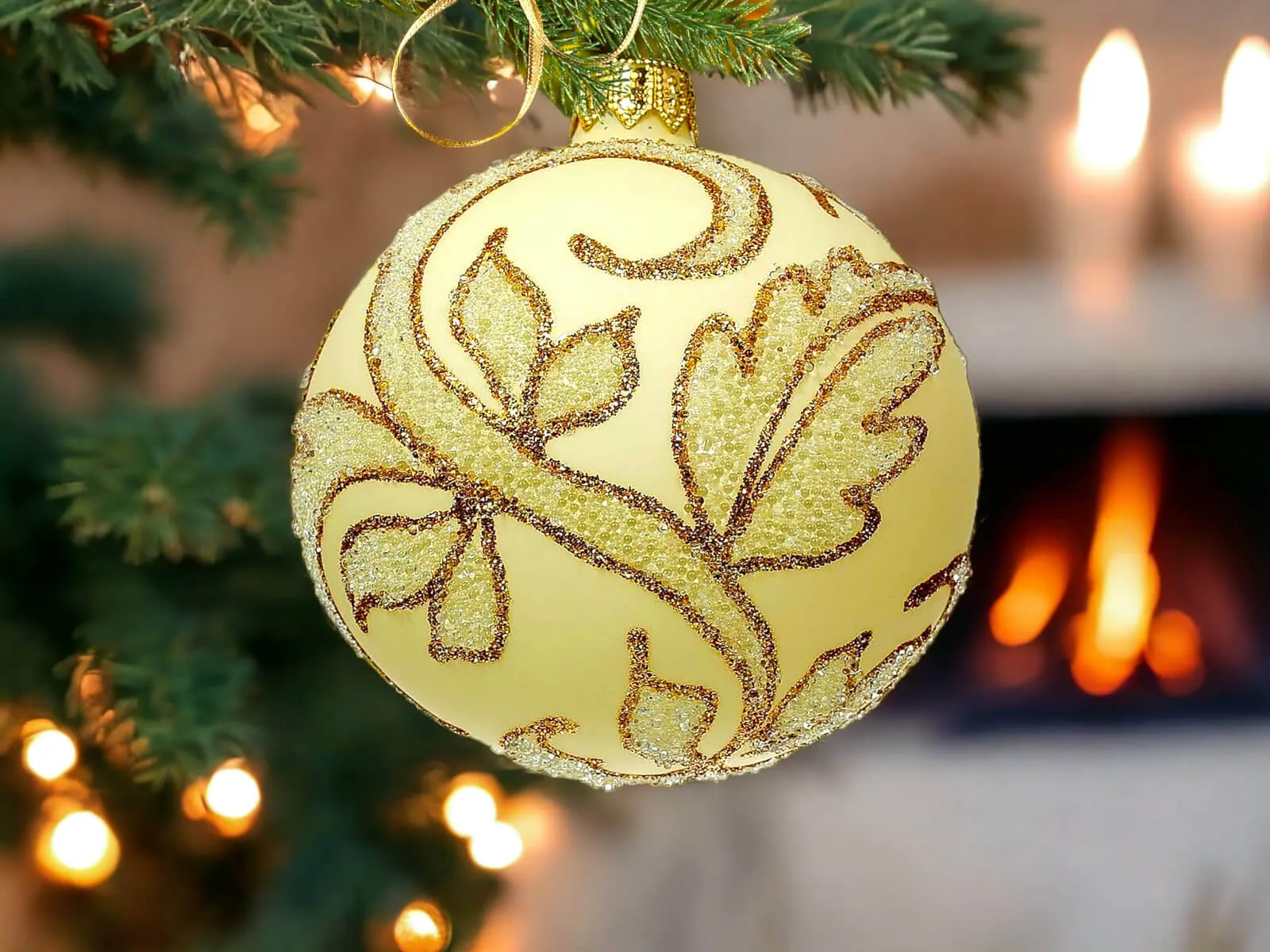 Złote bombki choinkowe